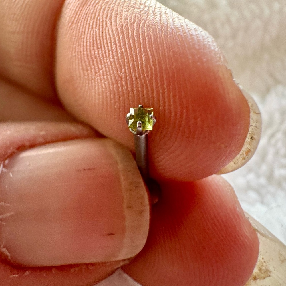 Light green Swarovski crystal piercing. 16g.